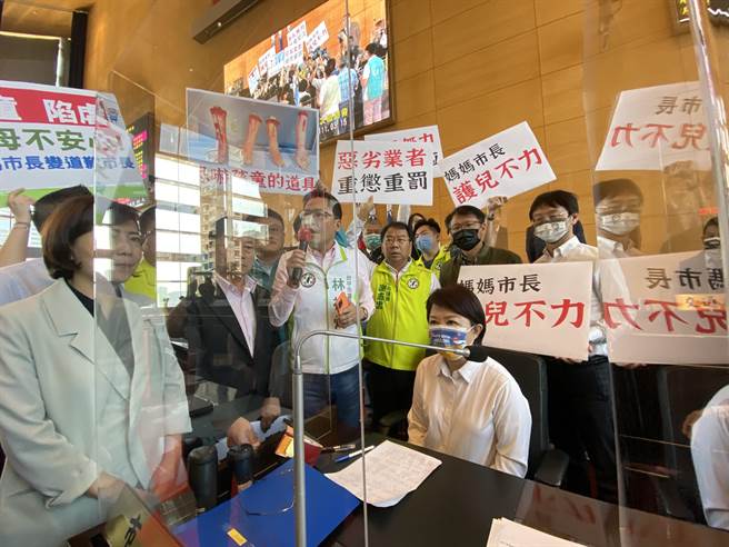 民进党议员炮声隆隆，针对幼儿园纷传出虐园，气愤的拿着「断水断脚」照片与录音带，衝到官员备询席包围市长卢秀燕。（卢金足摄）