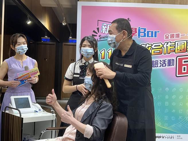 侯友宜體驗美髮實習生。（王揚傑攝）