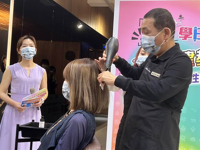 侯友宜體驗美髮實習生。（王揚傑攝）