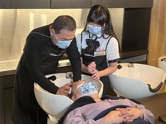 侯友宜體驗美髮實習生。（王揚傑攝）