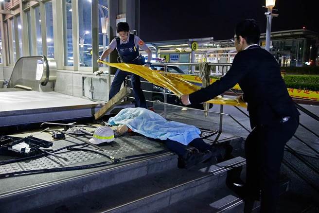 台北市松山機場捷運站2018年工安意外，造成1名女工人頭部遭閘門重壓死亡。（本報資料照片）