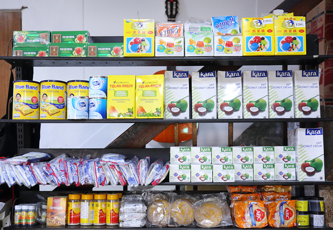 营养价值高的印尼黄豆食品「天贝」，由特殊菌种熟成的天贝可作为料理的主角或配角，煎、煮、炒、炸样样都行，高营养价值成为近年素食主义者与健身族群的最爱。到印尼玩的游客几乎都会买的印尼咖啡糖，在南国商圈的店家就买得到！独特的印尼咖啡口味，配上轻松好下手的价位，送礼自用两相宜。(摄影/Carter)