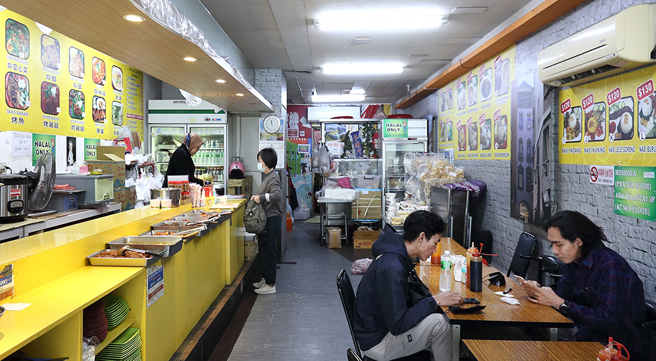 高雄站前聚集小吃店、杂货店、理髮店与食品百货超市等20余间东南亚商店，店家与NGO以「高雄站前南国商圈」的形象，推广在地南国文化。(摄影/Carter)