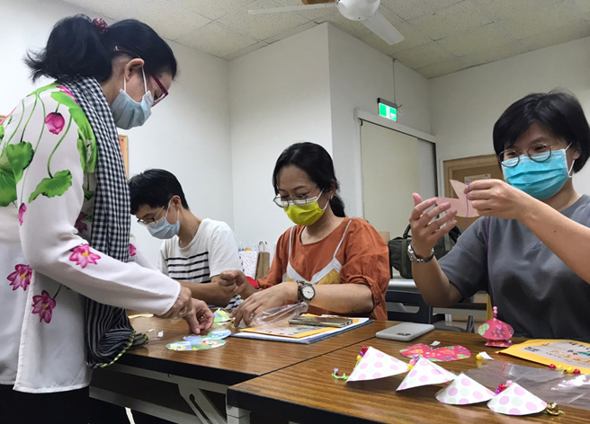 商圈内的「KFI高雄南国中心」，提供移工免费中文、英文、电脑等课程，也有商圈新住民辅导与二代课辅，并针对台湾人举办认识东南亚讲座与活动。(图片提供/高雄市印尼之友协会)