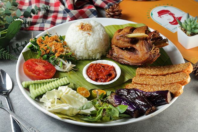 印尼峇里岛脏鸭(炸鸭) Bebek Bengil。据传在峇里岛的鸭子在稻田自然放养，有时会把屋内地板踩得很脏，故得其名「脏鸭」。南国商圈内的炸鸭，和峇里岛脏鸭料理一样使用丰富香料腌制，先煮再炸，酥脆香鲜让人一口接一口！(摄影/Carter)