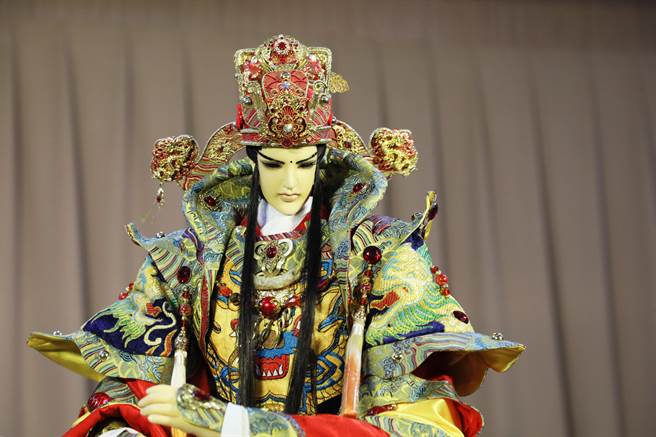 嘉义县消费振兴活动今进入第5波直播抽奖，直播中也抢先亮相下个月将抽出的大奖，独一无二，纯手工制作的「天官」戏偶。（嘉义县政府提供∕吕妍庭嘉义传真）