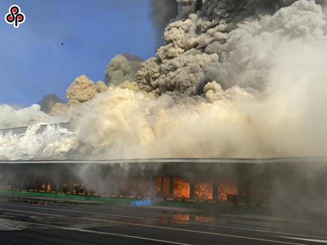 （家福物流中心14日发生大火、浓烟直窜。图／本报资料照片）
