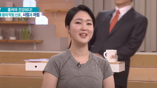 南韩健康节目直播到一半男嘉宾突然倒地不起吓坏眾人。（图／YOUTUBE）