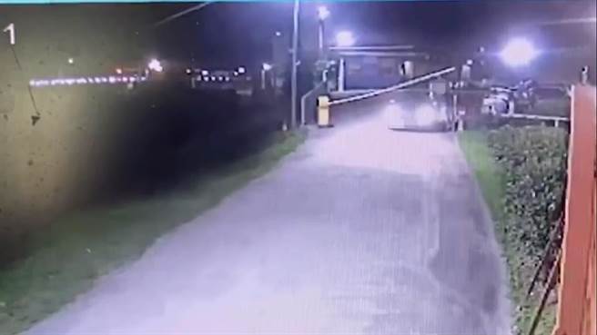 蔡男抬起圍欄，由女友將車輛開出。（警方提供）