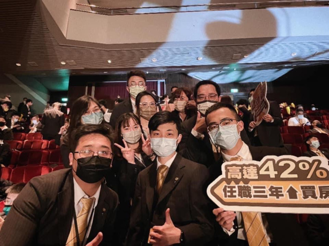 永慶提倡團隊合作的工作模式，幫助轉職者、新鮮人工作不徬徨，能夠快速上手經紀人的工作，于婷(第二排左二)創下最高月收入9萬！(圖/永慶房屋提供)