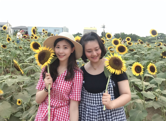 于婷(圖左)在永慶找到未來職涯方向，將持續替更多客戶圓滿成家，為自己開創無限的可能。(圖/永慶房屋提供[疫情前拍攝])