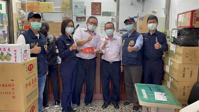 社頭湳雅郵局經理、行員機警，與警方聯手，成功攔阻詐騙案件，避免民眾成為詐騙犯罪受害者，田中警方特別前往公開表揚。（警方提供／謝瓊雲彰化傳真）