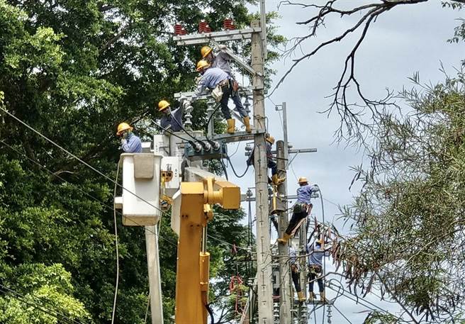 台电人员在配电系统作业图。（台电提供）