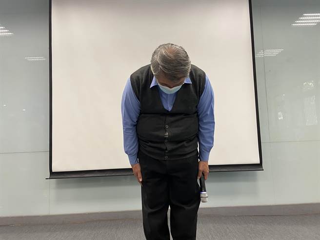 丽喆幼儿园校长萧百凯为断手断脚的道具鞠躬道歉。（卢金足摄）