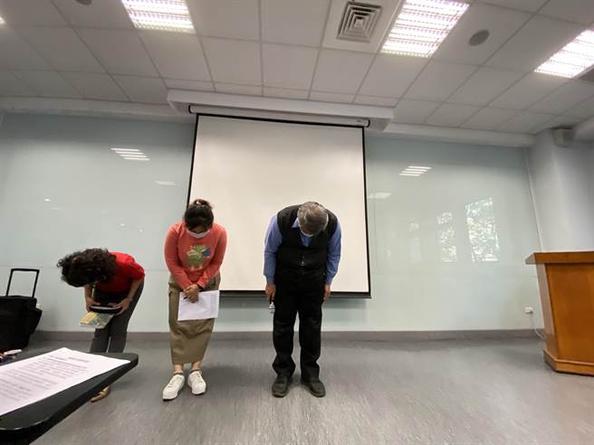 丽喆幼儿园校长萧百凯为断手断脚的道具鞠躬道歉。（卢金足摄）