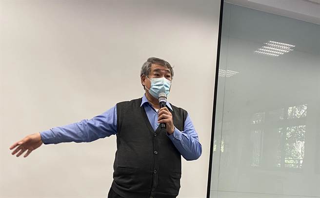 丽喆幼儿园校长萧百凯为断手断脚的道具鞠躬道歉。（卢金足摄）