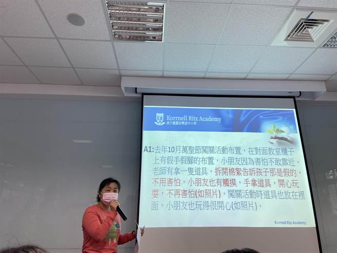 丽喆幼儿园15日澄清表示，去年10月万圣节闯关活动布置，在对面教室柜子上有断手断脚的布置，小朋友因为害怕不敢靠近，老师拿一只道具，拆开棉絮告诉孩子那是假的不用害怕。（卢金足摄）