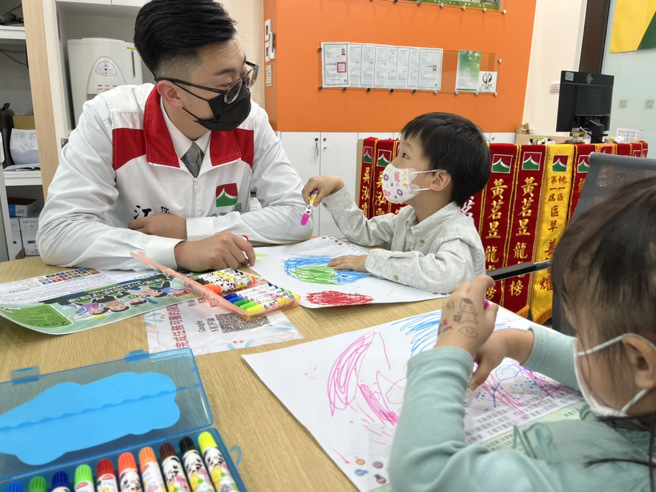 信义房屋今年的绘画比赛主题为「我是小小地球守护队」，呼吁孩子从小关注地球永续议题。(图/信义房屋提供)