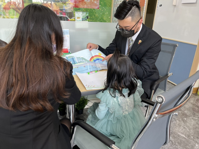 信义房屋举办的绘画比赛今年发给分店一本SDGs的故事绘本，让分店同仁能在举行绘画同乐会时，先向孩子讲述SDGs的故事。(图/信义房屋提供)