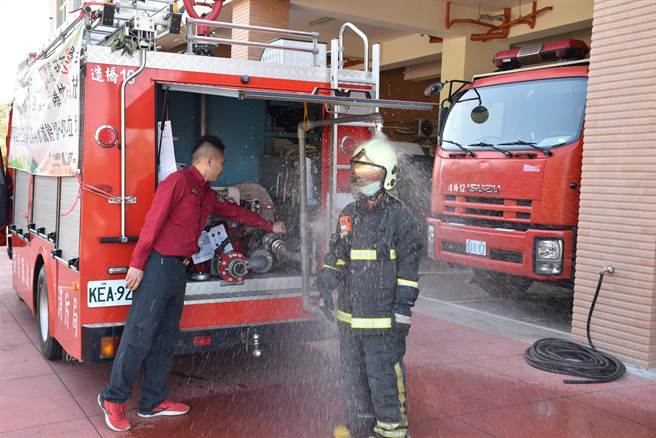 苗栗县消防局造桥分队自制的消防衣清消器，可初步完成勤后消防衣清洗。（谢明俊摄）