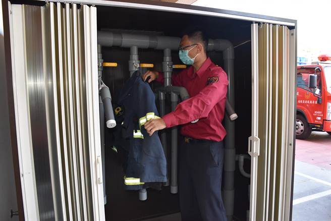 造桥义消分队长萧国奉自制捐赠给造桥分队使用的消防衣烘乾器。（谢明俊摄）