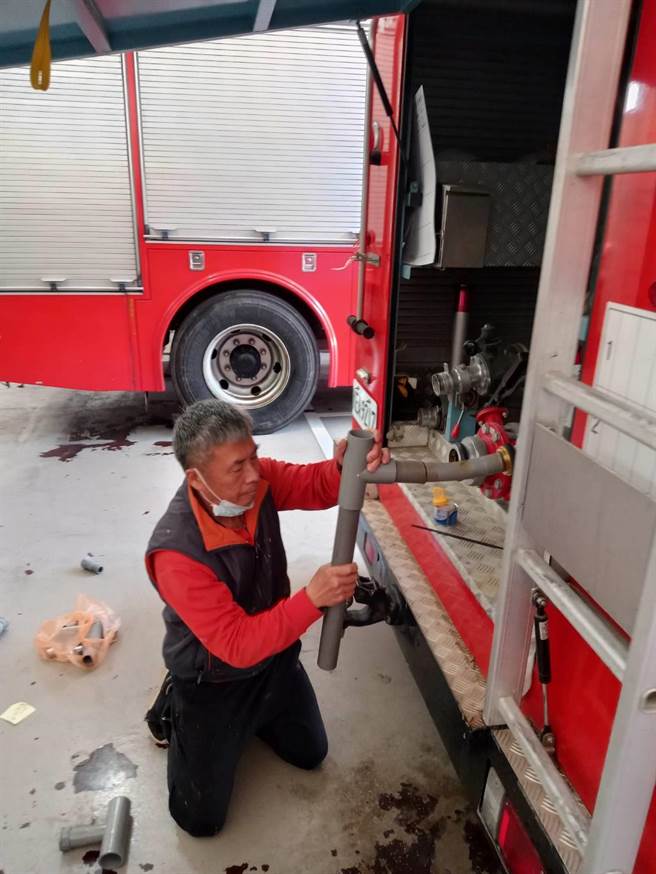 造桥义消邓运财自行设计制造简易消防衣清消器，让消防人员多层安全保障。（造桥分队提供／谢明俊苗栗传真）