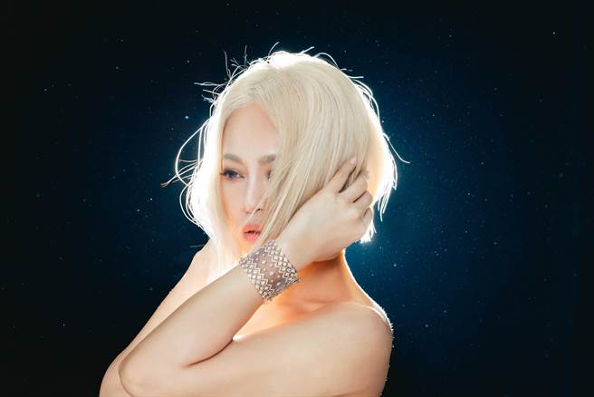 戴爱玲为新专辑染了一头时尚亮丽白金髮。（华纳音乐提供）