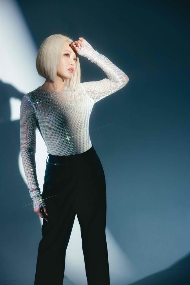 戴爱玲新专辑《不想听见的歌》打造新造型，令人眼睛一亮。（华纳音乐提供）