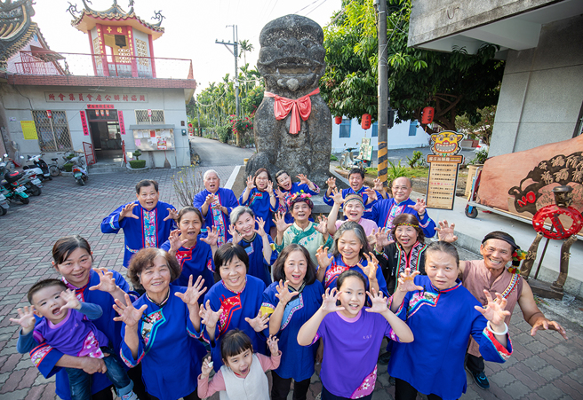 透过六堆庄头剧场的计画，剧团成员入庄生活，与当地居民互动，并和素人演出者共同练习排演，创造出根植于在地文化的环境戏剧。(图片提供/六堆庄头剧场)