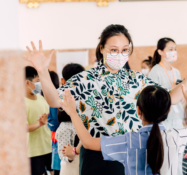 先锋堆万峦演出的《阿莉莉找鱼记》以五沟水聚落为场域，表现孩子的玩耍和客庄节庆。表演团队両両制造聚团，带当地孩童探索在地文化和肢体律动。(图片提供/六堆庄头剧场)