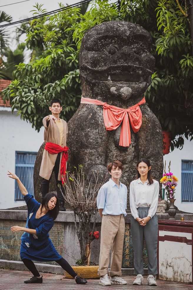 舞蹈生态系创意团队所制作，高树顺天宫广场演出的《关》，在客闽原民等族群融合的高树，藉由「石狮公」讨论族群之间的关系。(图片提供/六堆庄头剧场)