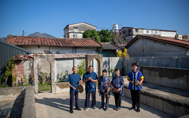 表演家合作社的《菸叶饭》在邱添贵派下伙房演出，讲述种菸时期集体劳动的家族故事，配合场域特色，展现层层递进的剧情和场景。(图片提供/六堆庄头剧场)