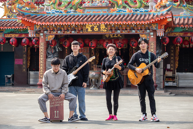 音乐说唱《八音Reunion》由剧团小岛旦制作，採用八音乐曲「大团圆」之名，英译为Reunion、也包含再次团结、呼应客庄传承的社会运动精神。(图片提供/六堆庄头剧场)