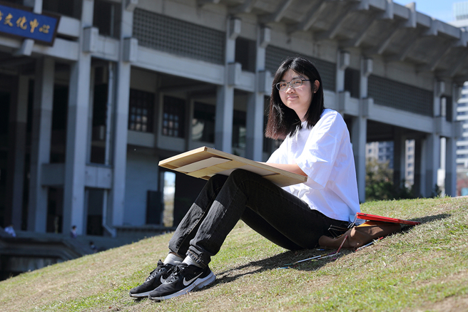 喜愛繪畫的張裴倢，是高雄市社教獎最年輕的獲獎者。(攝影/Carter)