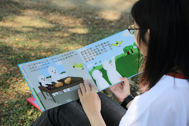 透過觀察生活周遭發想創意，15歲的張裴倢已催生許多書籍，也為高雄長輩辦展覽。(攝影/Carter)