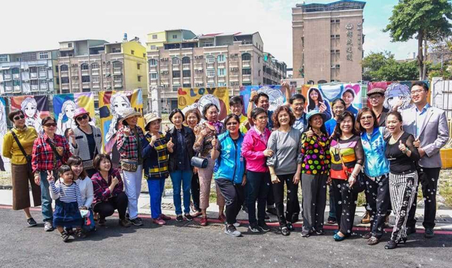 在豐裕里、正勤社區、大林蒲鳳興里、草衙里4個高齡社區為長輩舉辦攝影展覽，利用漫畫結合闡述年長者的生命故事。(圖片提供/張裴倢)
