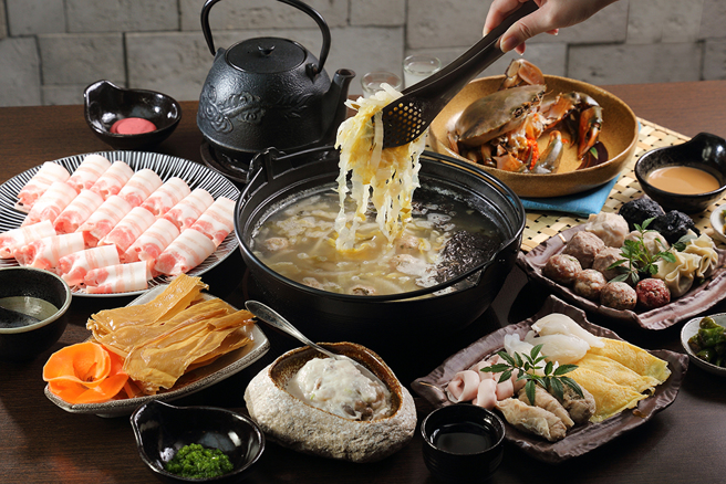 汤头的酸白菜从白菜发酵开始，讲究完全天然手工，就是要让顾客喝乳酸发酵的天然纯香。(摄影/Carter)