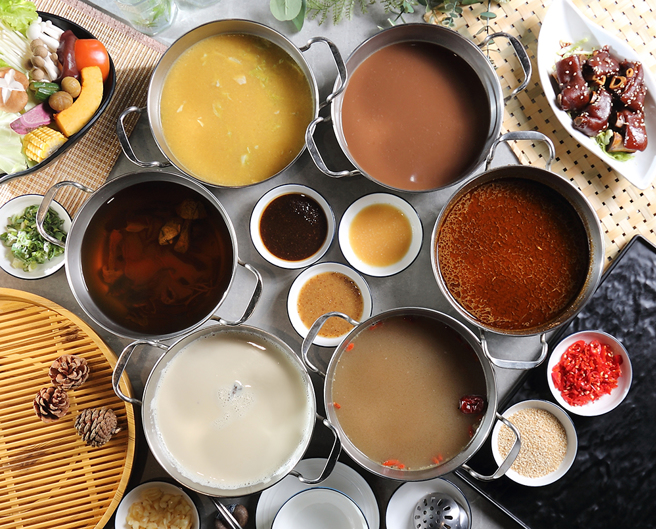 老娘锅内所有汤头和酱料均不假手他人，并依照四季推出新汤底。(摄影/Carter)