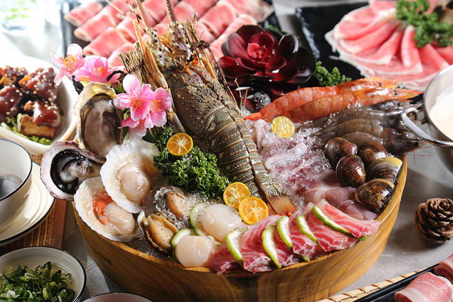 创意锅底搭配布满油花的和牛、丰盛海鲜盘、鲜嫩鸭肉等平价新鲜的锅料，新推出的普洱锅，些微茶涩感随着汤料下锅，会熬煮出生津止渴的回甘口感。(摄影/Carter)