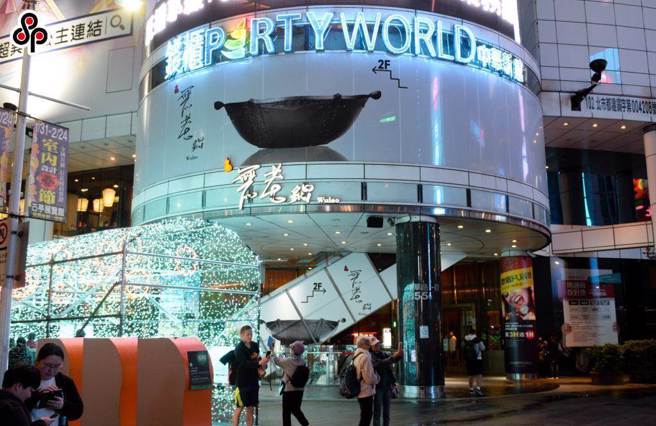 30歲揪團至錢櫃唱歌，悄悄從5樓包廂前往9樓，趁服務生忙碌時，竊取櫃台內萬元現金。（示意圖／本報資料照）