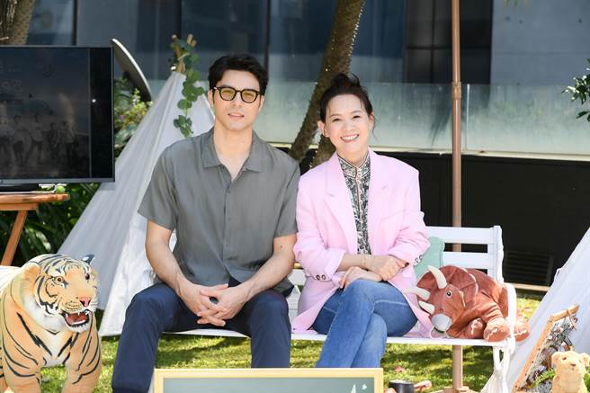 凤小岳（左）为《我们回家吧2》首集嘉宾。（三立提供）