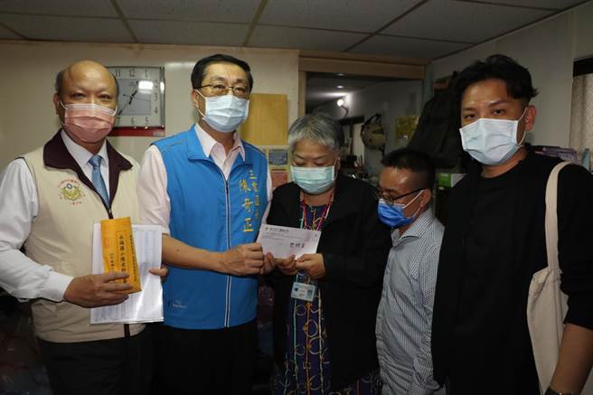 三重区长陈奇正 （左2）致赠1万元急难慰助金给陈老师的妹妹，左1为圆融行善团召集人许诰，右1为三重社福中心主任刘彦伯，右2为学校王主任。（新北市社会局提供）