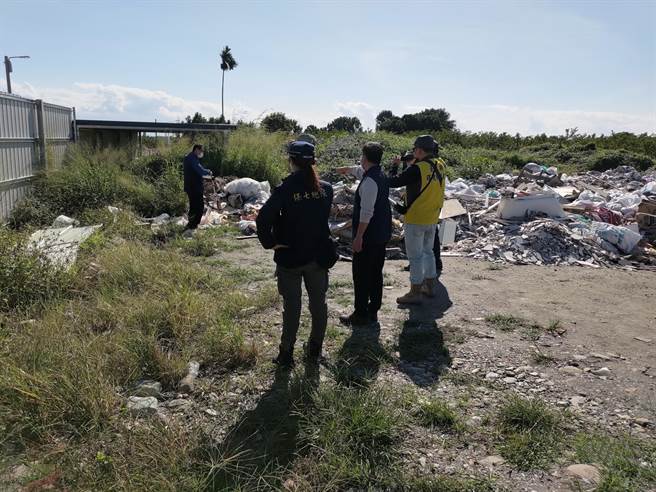 台东县环保局去年查获非法弃置事业废弃物案高达20件。（台东县政府提供／蔡旻妤台东传真）