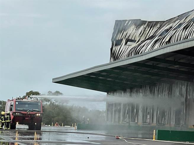 家乐福仓储大火残火处理引恶臭仁美国中师生不适急停课。(吕筱蝉摄)