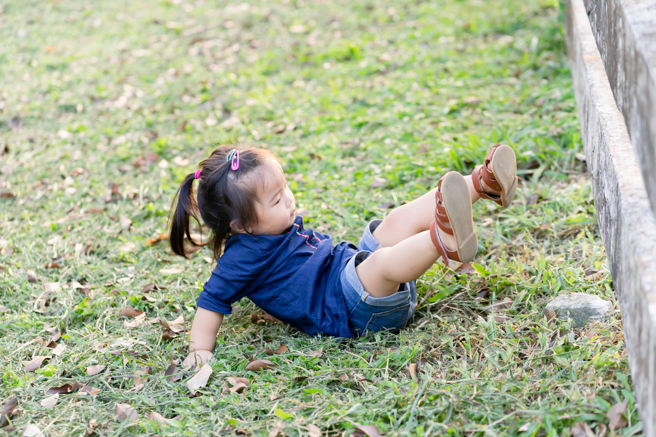 巴基斯坦一名小女孩跌倒後，導致她的頸部嚴重彎曲，13年來只能倒著看世界。(示意圖/達志影像)