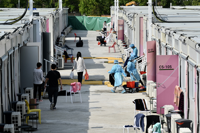 香港大学医学院团队推算，截至昨日香港已经有358万人感染新冠病毒，与早前的推算相同，相信第五波疫情在3月4日已达到顶峰。（中新社）