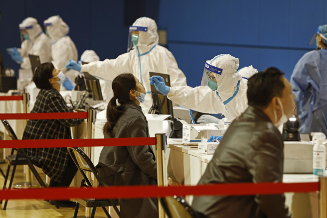 大陆央视新闻报导，大陆国务院联防联控机制15日下午举行新闻发布会。会上，国家卫健委新闻发言人米锋表示，实践证明，中国现行的「动态清零」总方针和一系列防控措施应对Omicron变异株疫情是行之有效的。（中新社）