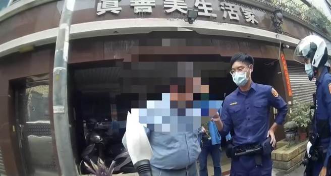 一吹酒测值刚好超标，梁男还请求可不可以再等一下。（翻摄照片／高雄洪靖宜传真）