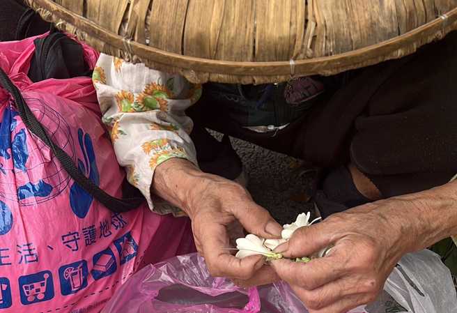 1名女网友发现卖玉兰花的阿姨斗笠破洞，买了一个新的她，并大喊：「要照顾好自己」网讚爆。（翻摄自爆料公社）