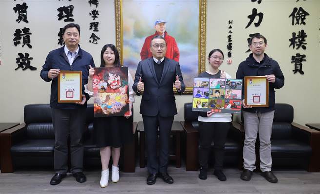 育达科大多媒体与游戏设计系学生戴雅欣（左二）、廖君绫（右二）荣获漫画组佳作奖。（育达科大提供／谢明俊苗栗传真）